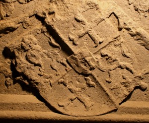 Eglise de Joursac (Cantal) - Tombeau de Loys de Foix - Armoiries écartelées Bréon (lion et trèfles) Tinière (croix ancrée)