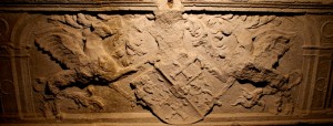 Tombeau de Loys de Foix - Chimères encadrant les armoiries Bréon-Tinière (lion-croix ancrée)
